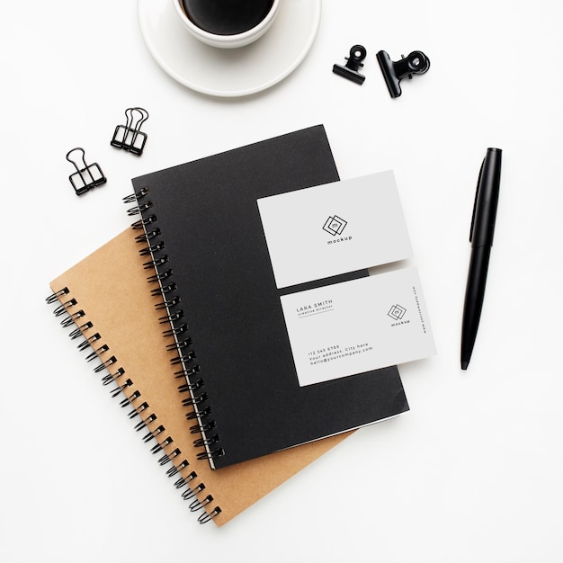 PSD gratuito notebook e mockup di biglietti da visita con elementi in bianco e nero su sfondo bianco