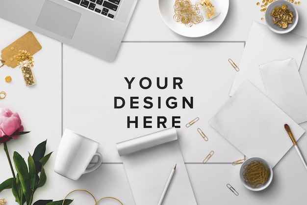 PSD gratuito office desktop mockup con laptop e documenti