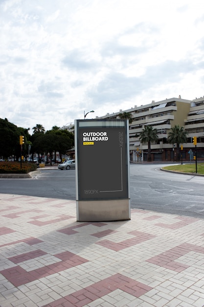 Cartellone all'aperto in città