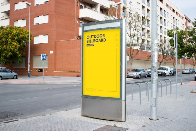 Бесплатный PSD Наружный рекламный щит в городе