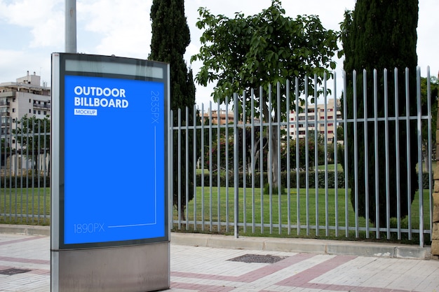 Cartellone all'aperto accanto al parco