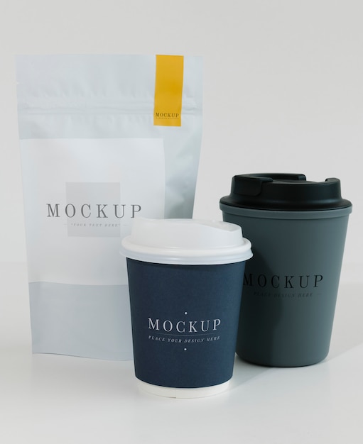 PSD gratuito packaging mockup per un coffee shop