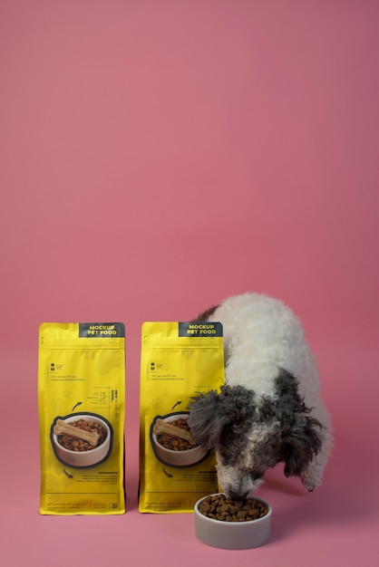 Mock-up di sacchetti di cibo per animali domestici con cane