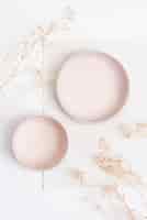 Бесплатный PSD psd макет розовой тарелки в плоском стиле с засушенными цветами