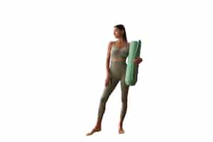 PSD gratuito ritratto di istruttore di yoga femminile con tappetino