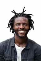 Бесплатный PSD Портрет молодого человека с афро-прической с дредами
