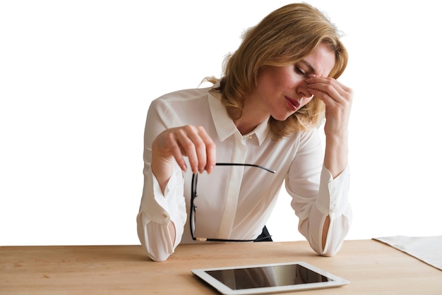 Ritratto di donna che utilizza il dispositivo tablet