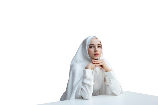 Ritratto di donna che indossa l'hijab