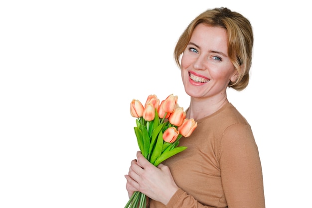 チューリップの花を持つ女性の肖像画