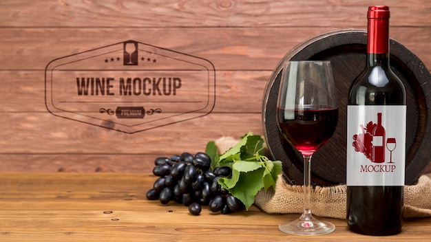 Бутылка красного вина и виноград