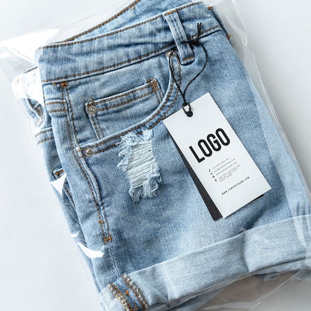 PSD gratuito pantaloncini jeans strappati con un mockup di tag