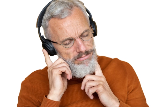 Бесплатный PSD Старший мужчина слушает музыку