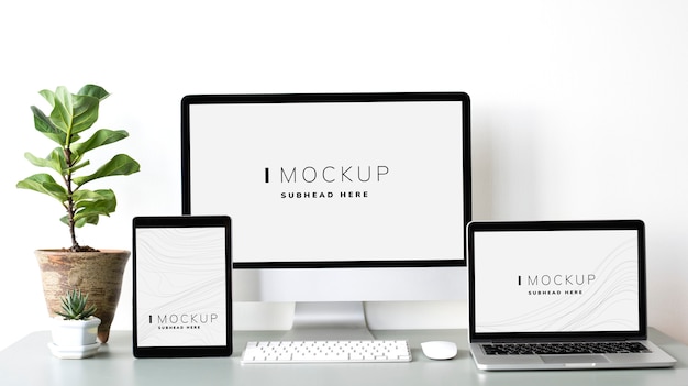 PSD gratuito set di mockup di schermo dispositivi digitali