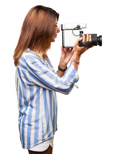 Vista laterale della donna concentrato registrazione con la sua macchina fotografica