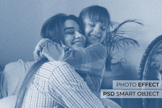 Free PSD side view smiley mother holding girl