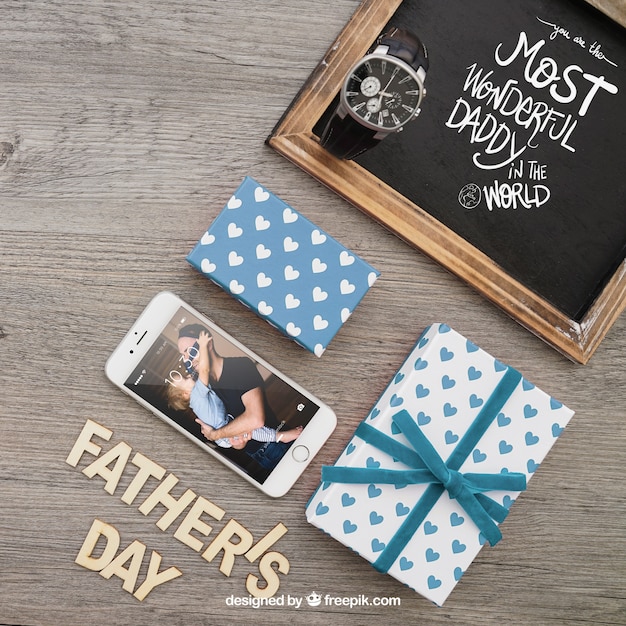 PSD gratuito smartphone, lavagna e scatole regalo per il giorno del padre