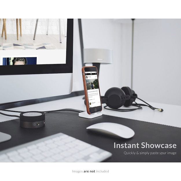 コンピュータの隣にあるスマートフォンはモックアップする