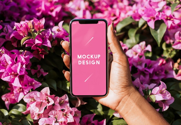 PSD gratuito mockup di smartphone nella priorità bassa floreale