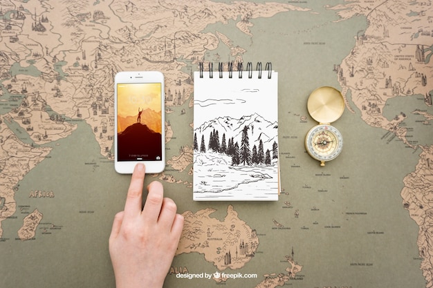 Бесплатный PSD Смартфон, блокнот и компас на карте мира