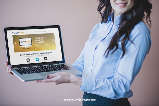 Smiling businesswoman presenting laptop – PSD Templates – Free PSD Download