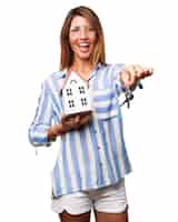 Бесплатный PSD Улыбка женщины, держащей ключи и игрушка дом