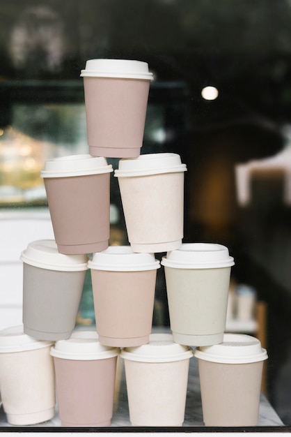 Сложенные бумажные макеты кофейных чашек