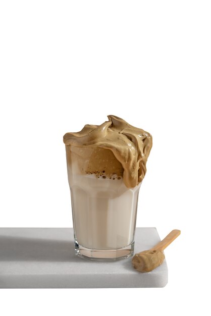 分離されたアイスコーヒーの静物画