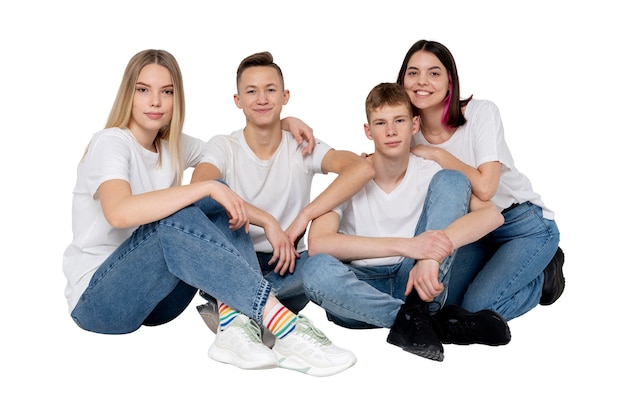 Ritratto in studio di un gruppo di giovani adolescenti