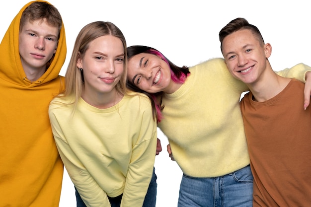 Ritratto in studio di un gruppo di giovani adolescenti