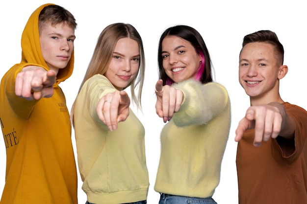 Ritratto in studio di un gruppo di giovani adolescenti