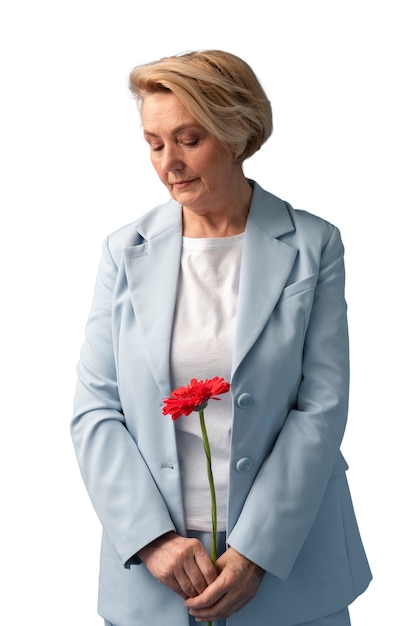 Бесплатный PSD Студийный портрет пожилой женщины с цветами ромашки