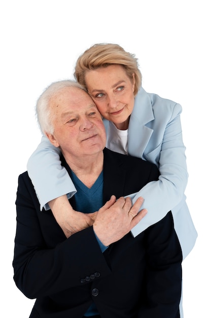 Студийный портрет любящей пожилой пары
