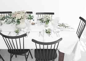 Free PSD table prepared to eat with cutlery and decorative flowers