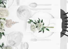 무료 PSD 평면도에 칼 붙이 및 장식 꽃과 함께 먹을 준비가 된 테이블