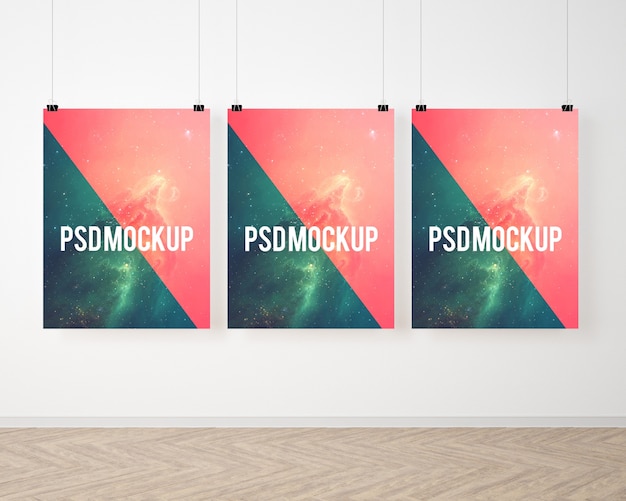 無料PSD 白い壁の3つのポスターがモックアップ