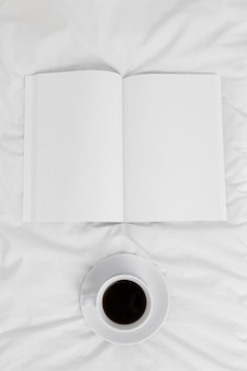 Вид сверху пустая книга и чашка кофе