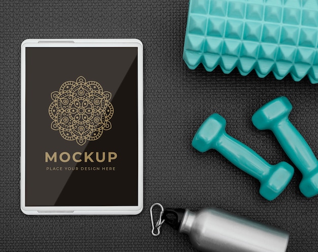 Top view tablet and dumbbells arrangement Free Psd