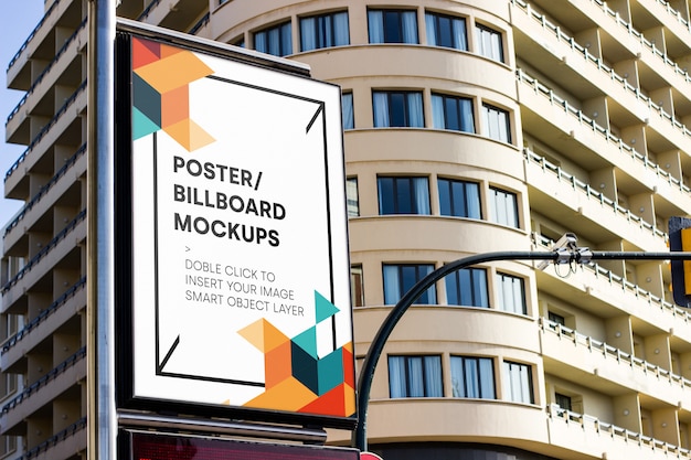 PSD gratuito mockup di cartellone urbano