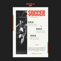 PSD gratuito modello di poster verticale per calcio con giocatrice