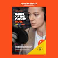 PSD gratuito poster verticale per la giornata mondiale della radio con emittente e microfono