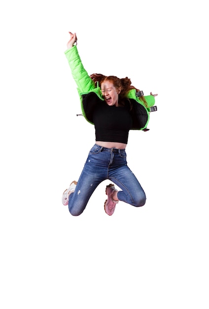 Бесплатный PSD Вид счастливой женщины, прыгающей в воздухе