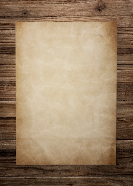 Старинный бумажный макет на деревянном фоне