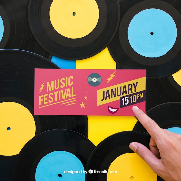 PSD gratuito mockup di vinile con bandiera e dito