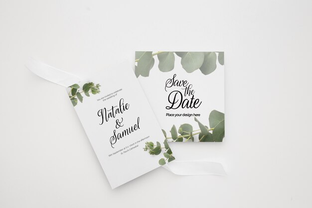 緑の花飾り入り結婚式招待状カードのテンプレート