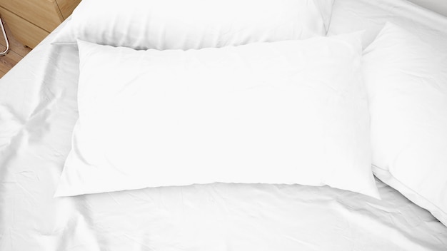 Белые подушки на кровати крупным планом
