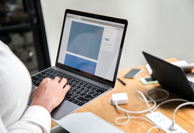 PSD Template: Woman checking her email in a meeting – Free PSD Download