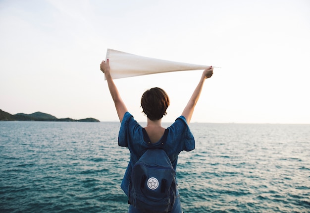 海の旗の前で女性