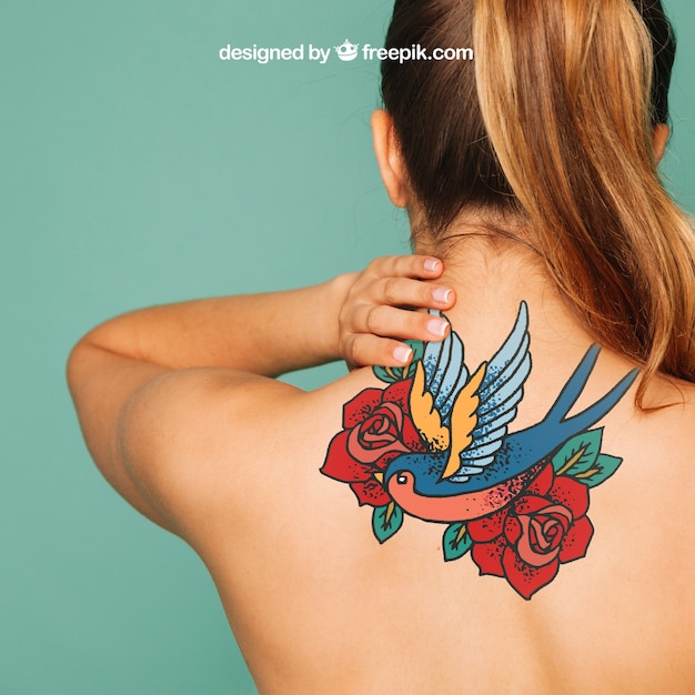 PSD gratuito mockup donna per l'arte del tatuaggio sul retro