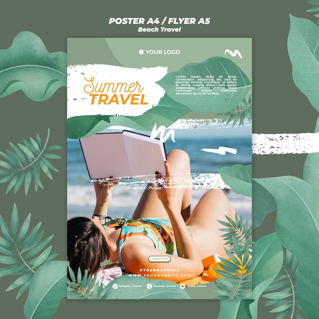 무료 PSD 여름 여행 전단지를 읽는 여자