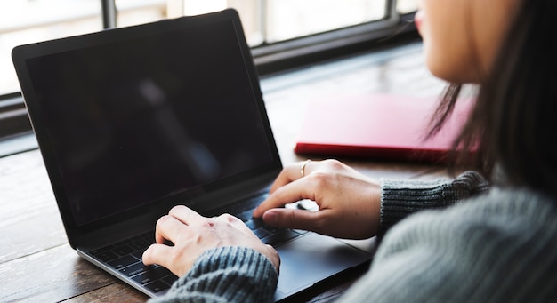 Free PSD woman using laptop on desk